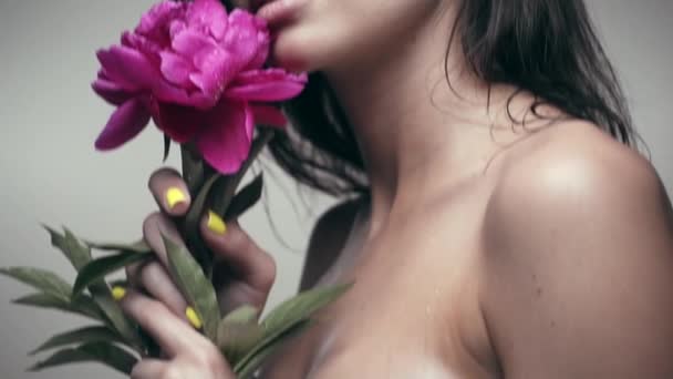 Giovane donna con fiore pionie — Video Stock