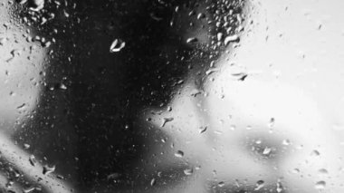 Erkek eller kadın tenine dokunur.