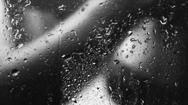 Heteroseksüel çift sarılıyor.