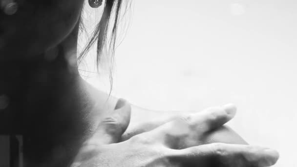 Les mains masculines touchent doucement la peau de la femme — Video