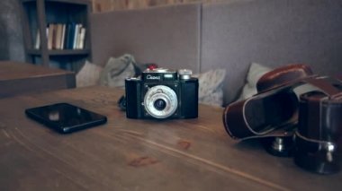 Eski Sovyet kamerası masada.