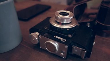 Eski Sovyet kamerası masada.