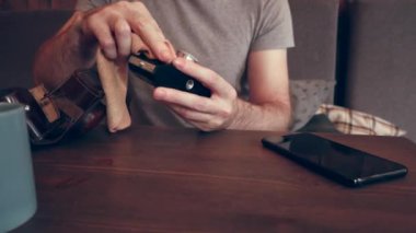 Eski film kameralarını temizliyorum.