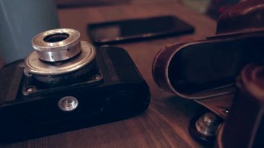 Eski Sovyet kamerası masada.