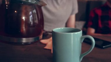 Bardağa çay dolduruyorum.