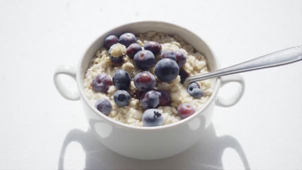 Oats and berries in slow motion — Stock Video