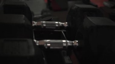 Erkek eller dambılları tutar.