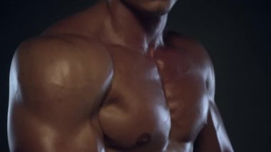 Formda adam kaslarını gösteriyor.