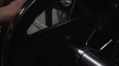 Yorgun sporcu halterde dinleniyor.