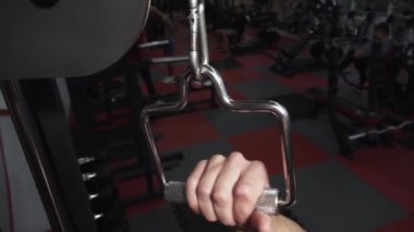 Formda adam, spor aletinin parlak sapını tırmalıyor.