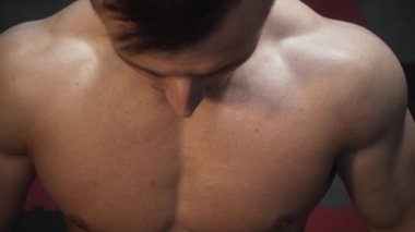 Formda adam kaslarını gösteriyor.