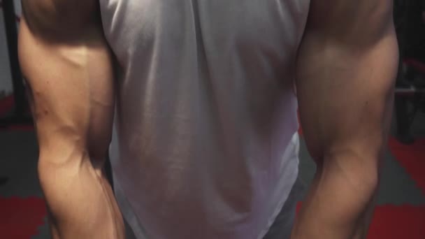 Фітнес хлопець показує м'язи — стокове відео