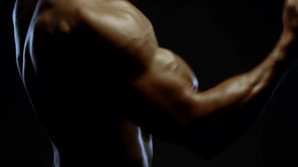 Fitness guy showing muscles — Stock Video