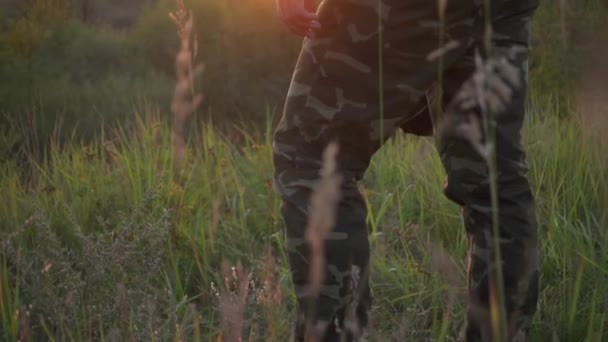 Um tipo a olhar para o nascer do sol — Vídeo de Stock