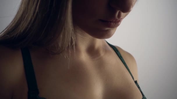 Kvinna i gröna underkläder med blomma — Stockvideo