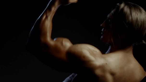 Fitness cara mostrando músculos — Vídeo de Stock