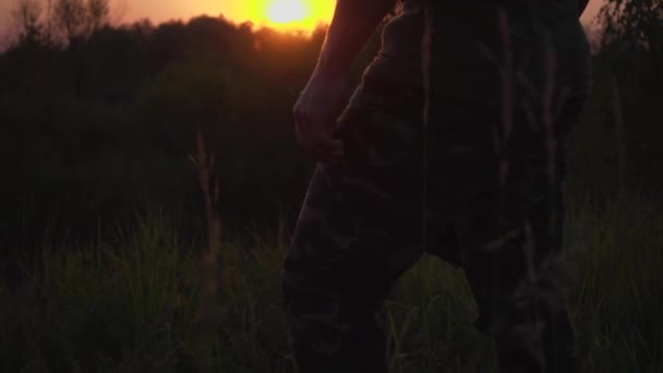 Le gars qui regarde le lever du soleil — Video