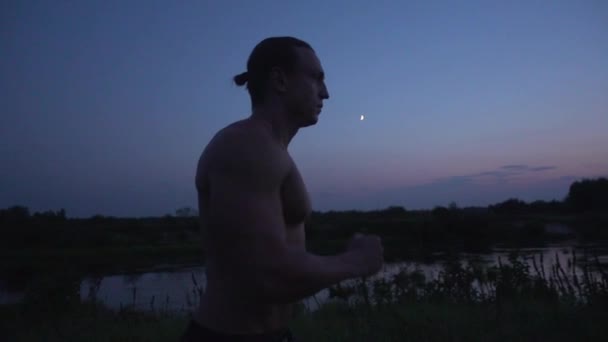 年轻的健康男子在黄昏时奔跑 — 图库视频影像