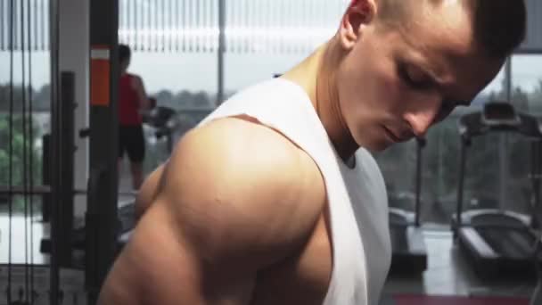 Fitness ragazzo mostrando muscoli — Video Stock