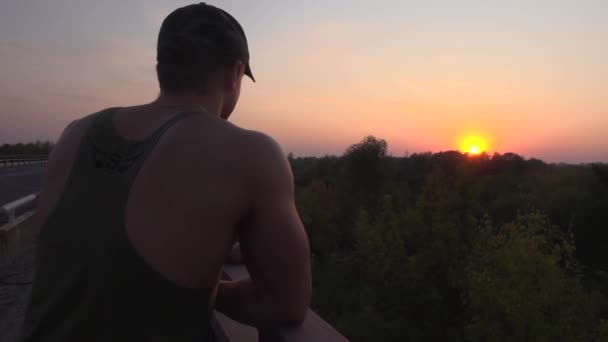 Kerl schaut auf Sonnenaufgang — Stockvideo