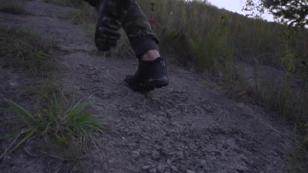フィット男は崖の上を走る — ストック動画