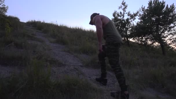 Tipo en forma preparándose para correr por el acantilado — Vídeos de Stock