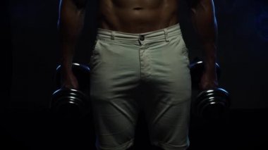 Formda adam kaslarını gösteriyor.