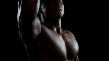 Formda adam kaslarını gösteriyor.