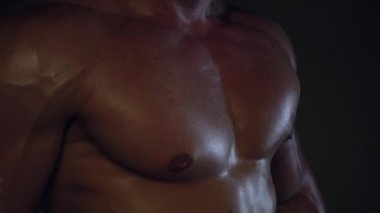 Formda adam kaslarını gösteriyor.