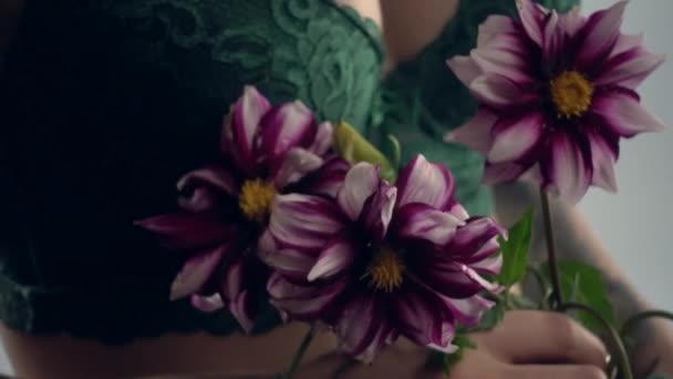 Žena v zeleném prádle s květinou — Stock video