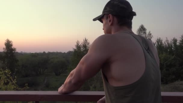 En kille som tittar på soluppgången — Stockvideo