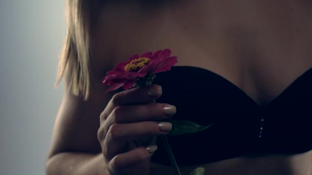 Donna in lingerie nera con fiore — Video Stock