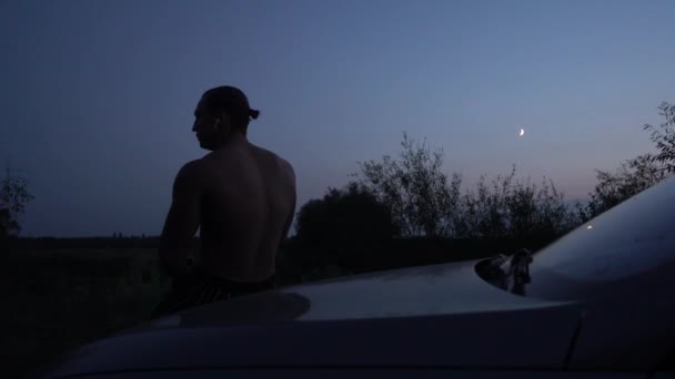 Jovem ajuste cara descansando depois de correr — Vídeo de Stock