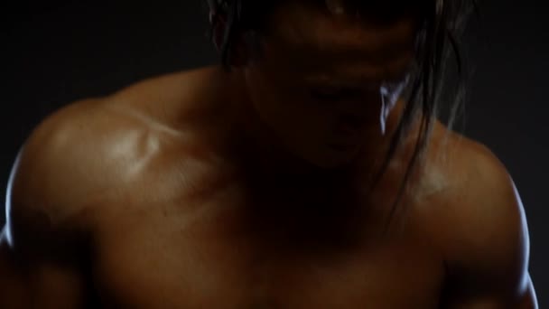 Γυμναστής που δείχνει μύες — Αρχείο Βίντεο