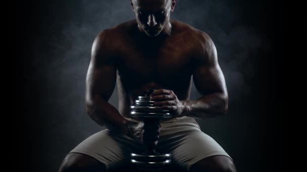 Fitness kille som visar muskler — Stockvideo