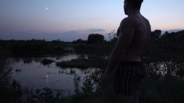 Joven chico en forma descansando después de correr — Vídeos de Stock