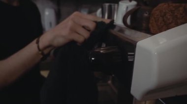 Kahve makinesini temizlemek