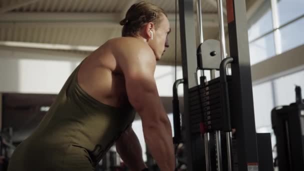 Entrenamiento de tríceps en la máquina de gimnasio — Vídeo de stock