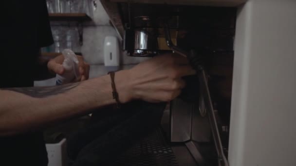 Limpieza máquina de café — Vídeo de stock