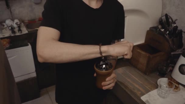 Koffie malen door barista — Stockvideo
