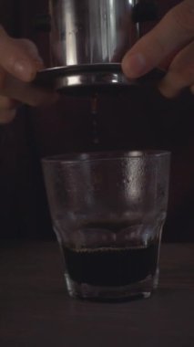 Kahve içeceği üretme süreci, dikey video