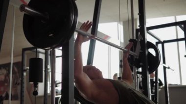 Demirci makinesinde üst göğüs egzersizi