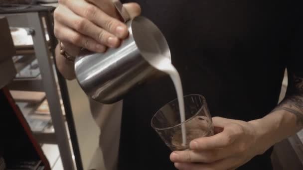 Framställning av kaffedrycker — Stockvideo