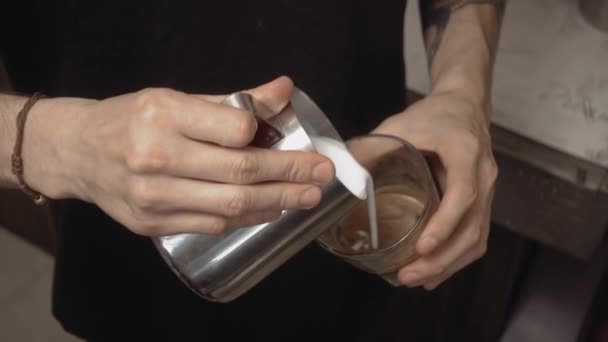 Prozess der Herstellung von Kaffee trinken — Stockvideo