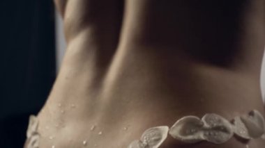 Çiçek desenli iç çamaşırlı kadın