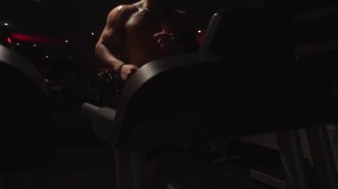 Koşu bandındaki zinde adam, dramatik ışık, ağır çekim, 250 fp.