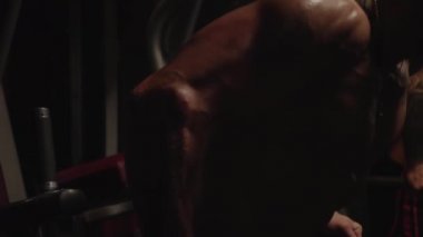 Formda olan adam triseps egzersizi, ağır çekim, 250 fps.