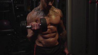 Spor salonunda halterli biblo, yavaş çekim, 250 fp.