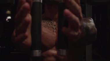 Spor salonundaki zinde adamın pec fly makinesi egzersizi, yavaş çekim, 250 fps