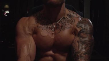 Spor salonundaki zinde adamın pec fly makinesi egzersizi, yavaş çekim, 250 fps